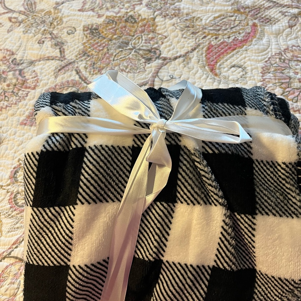 Black and white throw
New 60x50